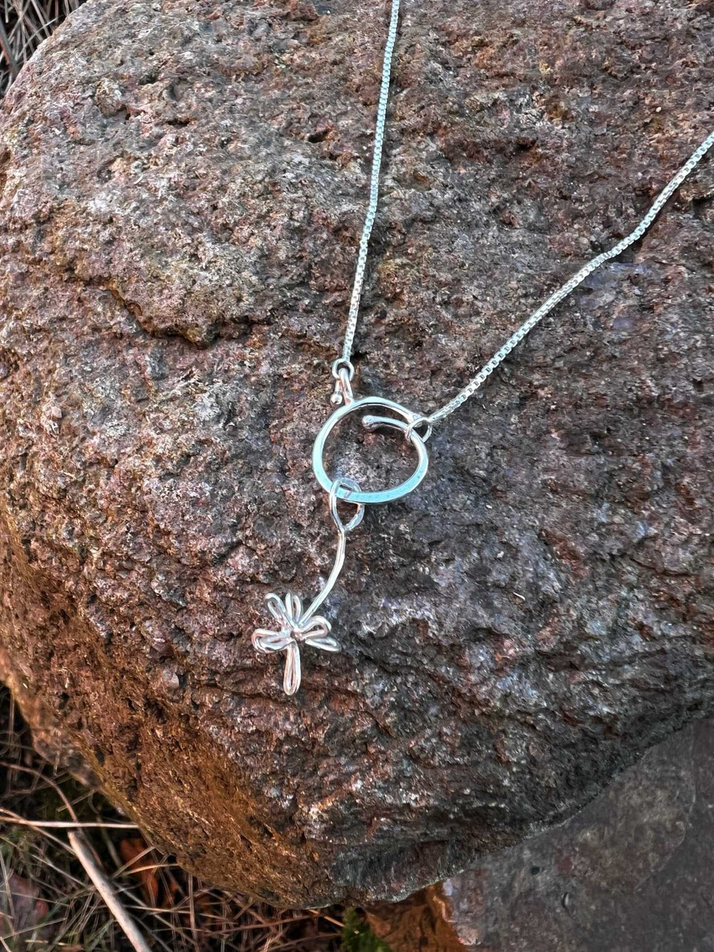 Månadsblomman Mars Halsband Silver – huvudbild